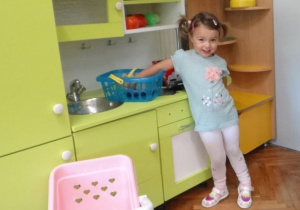 Dziewczynka bawi się w kąciku kuchennym